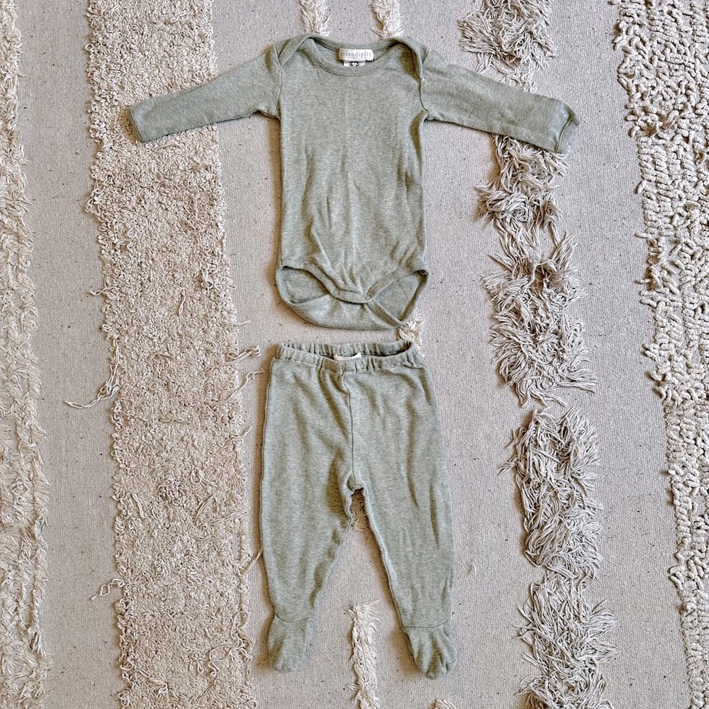Serendipity Organics infant long sleeved onesie w/ matching footed leggings